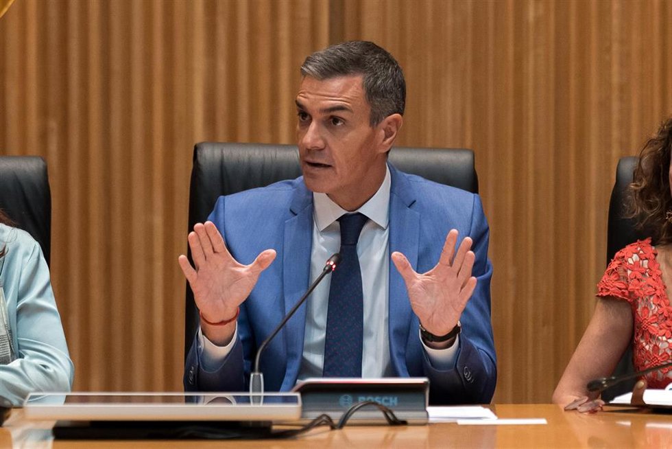 El presidente del Gobierno, Pedro Sánchez, preside  la reunión interparlamentaria del Grupo Socialista (Congreso, Senado y Parlamento Europeo) en la Sala Ernest Lluch del Congreso, a 15 de septiembre de 2025, en Madrid (España). 
