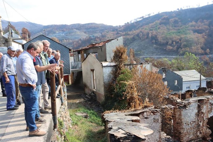 El delegado territorial de la Xunta en Ourense, Manuel Pardo, en San Vicente de Leira, en Vilamartín de Valdeorras (Ourense)