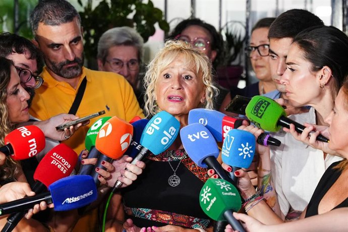 La presidenta de Amama, Ángela Claverol atiende a los medios de comunicación. A 7 de octubre de 2025 en Sevilla, Andalucía (España). 