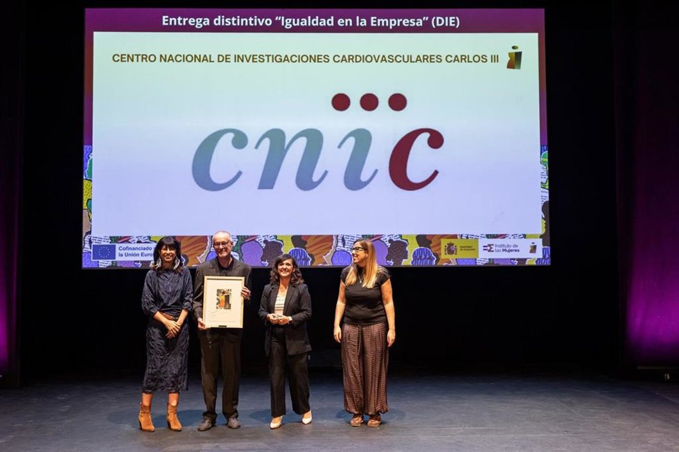 Igualdad otorga al CNIC un distintivo para reconocer el desarrollo de políticas igualitarias dentro de su estructura
