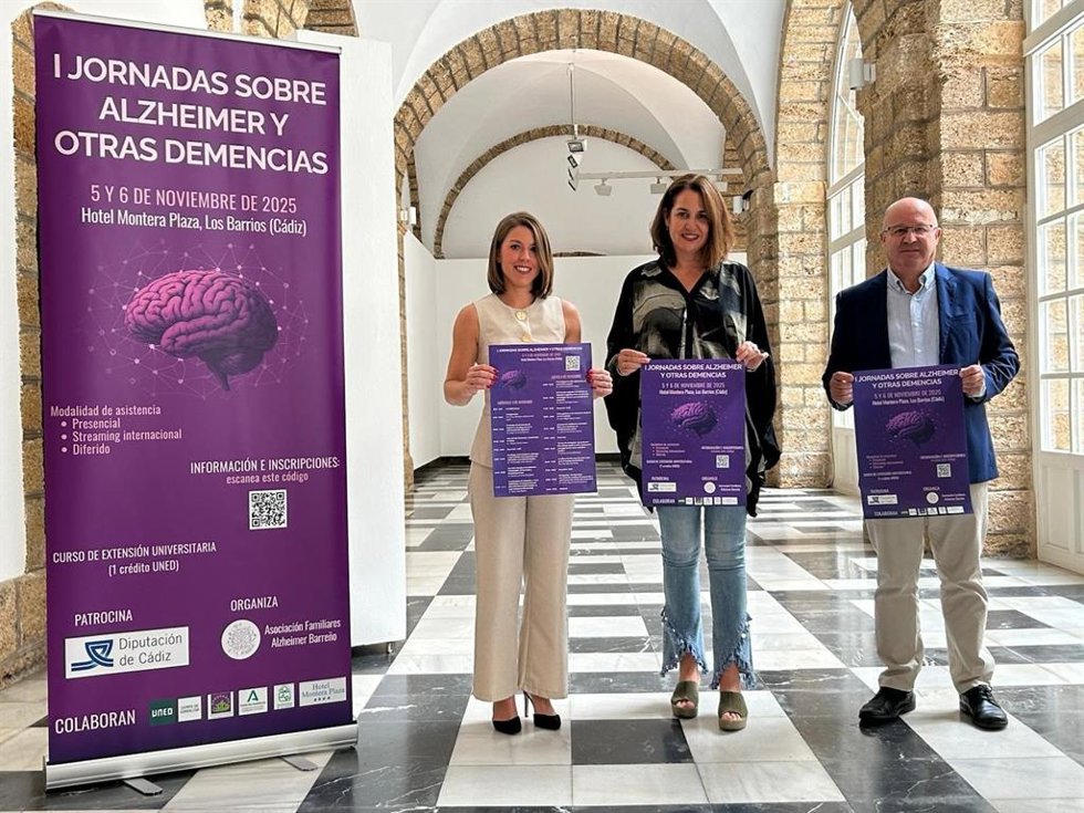 La responsable de Servicios Sociales e Igualdad de la Diputación de Cádiz, Paula Conesa, junto con el presidente de la Asociación de Familiares de Alzheimer de Los Barrios, Enrique Salazar, y la directora de esta entidad, Silvia Toro Martín.