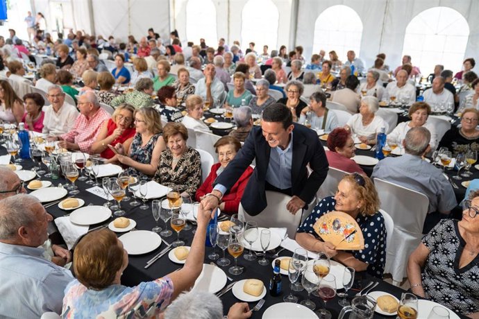 El presidente de la Diputación de Almería, Javier Aureliano García, saluda los asistentes durante el acto de conmemoración del Día Internacional de las Personas Mayores celebrado en el Casino de Dalías.