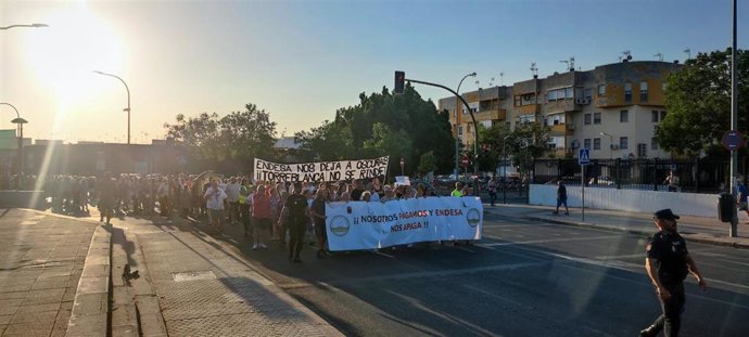 Archivo - Los vecinos de Torreblanca protestan ante "apagones continuos" desde hace dos años. (Foto de archivo).