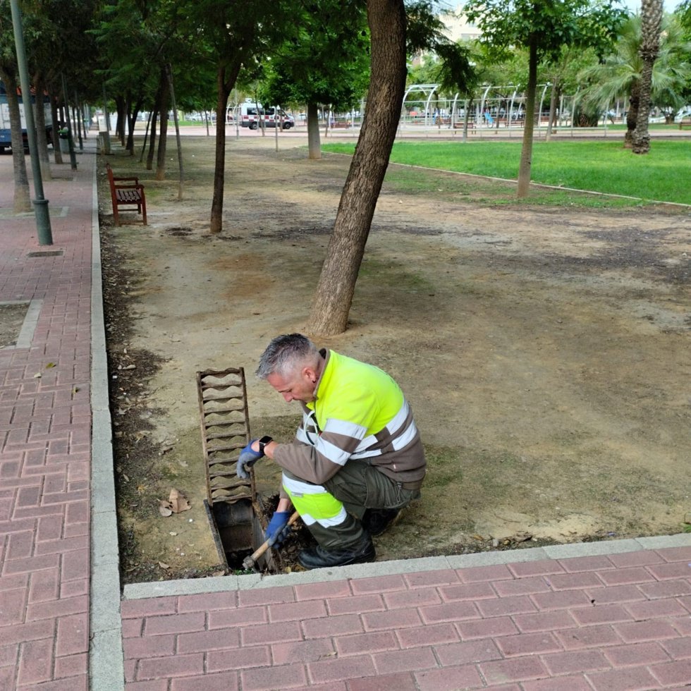 Un técnico revisa los imbornales en un jardín de Murcia ante el aviso por lluvias