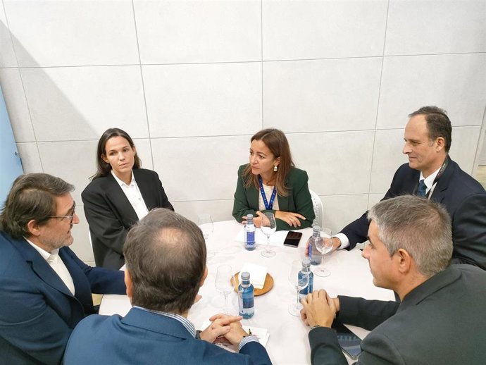La conselleira do Mar, Marta Villaverde, y el presidente del Puerto de Vigo, Carlos Botana, en una reunión con responsables de la armadora Baipesca Fish, en la feria Conxemar, en Vigo, a 8 de octubre de 2025.