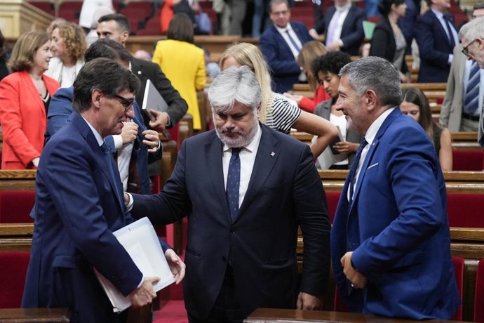 El presidente de la Generalitat, Salvador Illa, el presidente de Junts en el Parlament, Albert Batet y el conseller de Empresa, Miquel Sàmper, en el Debate de Política General, en el Parlament a 8 de octubre de 2025, en Barcelona, Catalunya (España). 