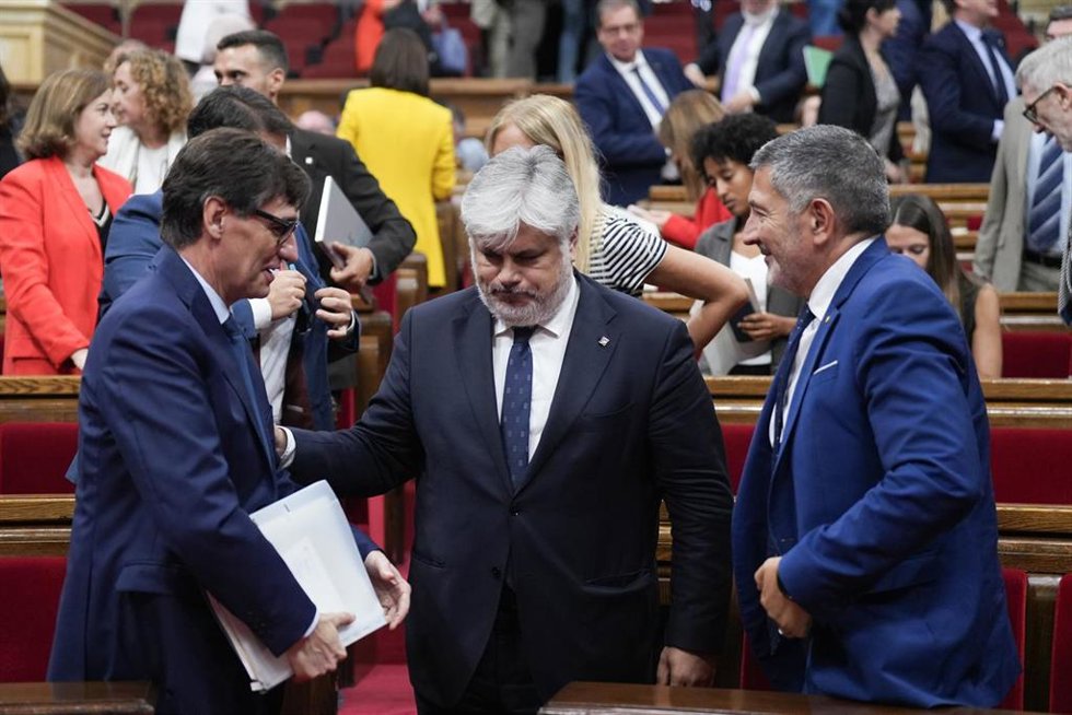 El presidente de la Generalitat, Salvador Illa, el presidente de Junts en el Parlament, Albert Batet y el conseller de Empresa, Miquel Smper, en el Debate de Política General, en el Parlament a 8 de octubre de 2025, en Barcelona, Catalunya (España).