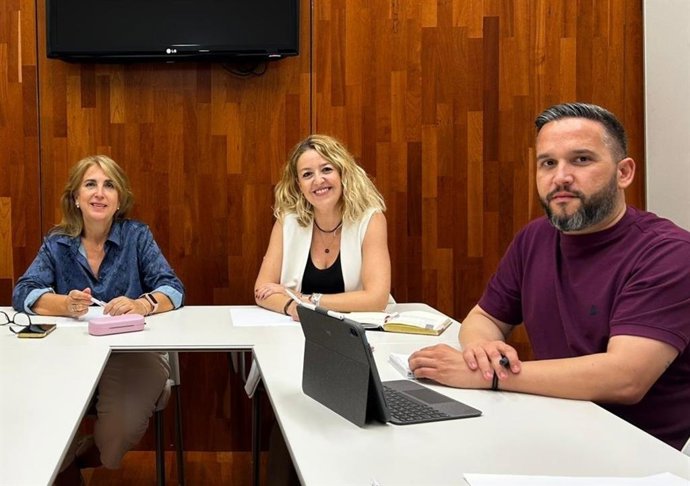 (Desde Izda.) Ana López, Violeta Márquez Y Pepe Álvarez, Durante Su Reunión De La Sede Provincial De Su Partido.
