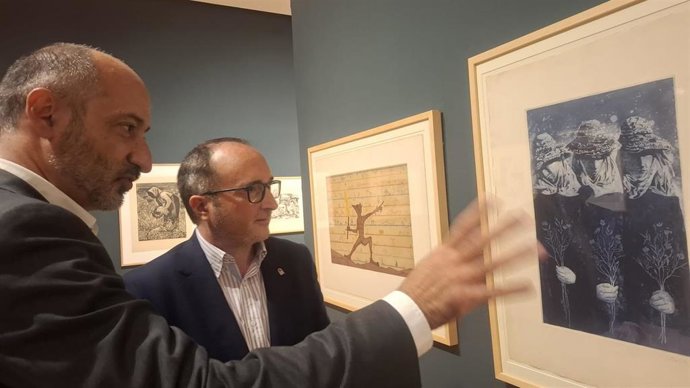 Carlos Javier Fernández y José Ayala en la sala del Museo de Jaén dedicada al arte gráfico.