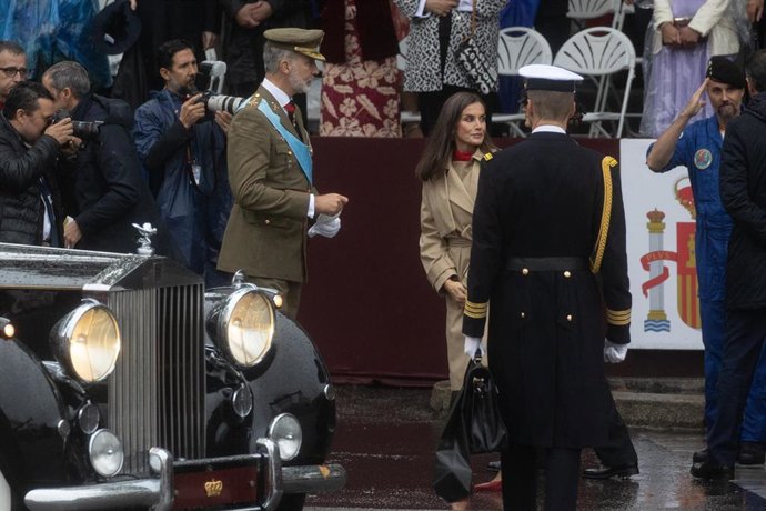 Archivo - Imagen de archivo del Rey Felipe VI y la Reina Letizia en  el acto de homenaje a la Bandera Nacional y desfile militar por el 12 de octubre, Día de la Hispanidad, en la Plaza de Cánovas del Castillo, a 12 de octubre de 2024, en Madrid (España).