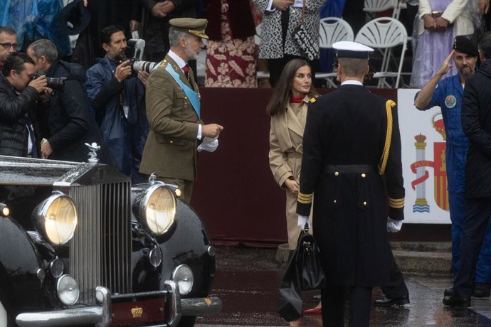 Archivo - El Rey Felipe VI y la Reina Letizia durante el acto solemne de homenaje a la Bandera Nacional y desfile militar por el 12 de octubre, Día de la Hispanidad, en la Plaza de Cánovas del Castillo, a 12 de octubre de 2024, en Madrid (España). Los act