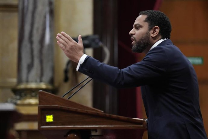 El secretario general de Vox, Ignacio Garriga, durante la segunda jornada del Debate de Política General, en el Parlament de Catalunya, a 8 de octubre de 2025