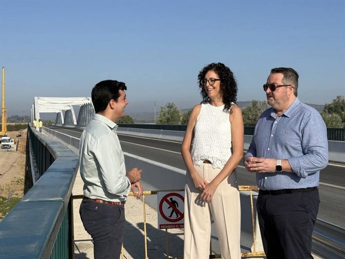 Visita de representantes del PP al Puente de Hierro, de principios del siglo XX, en el municipio de Villa del Río.