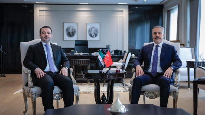 O ministro das Relações Exteriores da Síria, Asaad al Shaibani, e o ministro das Relações Exteriores da Turquia, Hakan Fidan