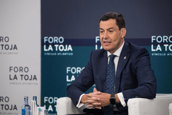 El presidente de la Junta de Andalucía, Juanma Moreno, interviene en un foro en la Illa de la Toja, Pontevedra, Galicia (España) el pasado 3 de octubre. ARCHIVO.