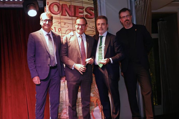 Entrega de premios durante la gala benéfica FEFE One Day 2025.