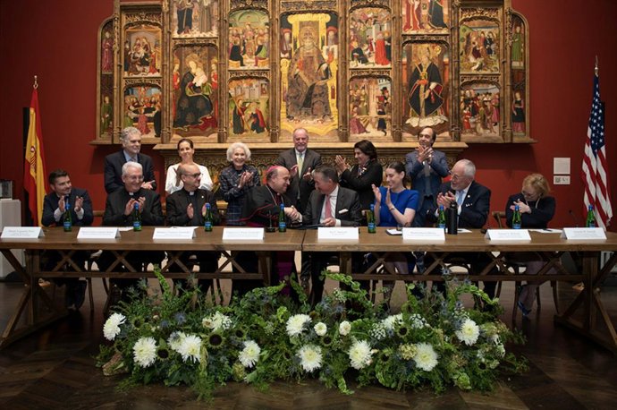 El arzobispo de Santiago de Compostela, Francisco Prieto, ha firmado en Dallas (Estados Unidos) un acuerdo con el Meadows Museum para exponer en este centro de Texas piezas de la Catedral compostelana en una gran muestra en 2027.