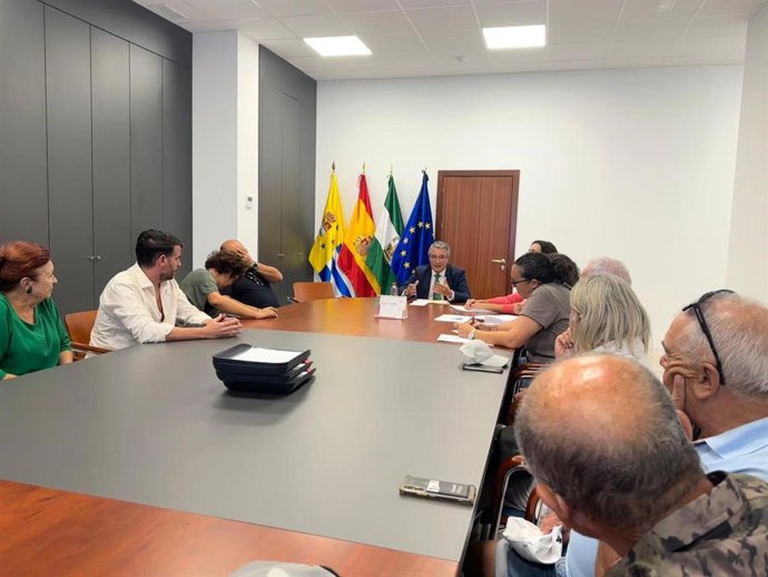 El alcalde de Rincón de la Victoria, Francisco Salado, en una reunión con vecinos sobre el proyecto de la base náutica y pantalán.