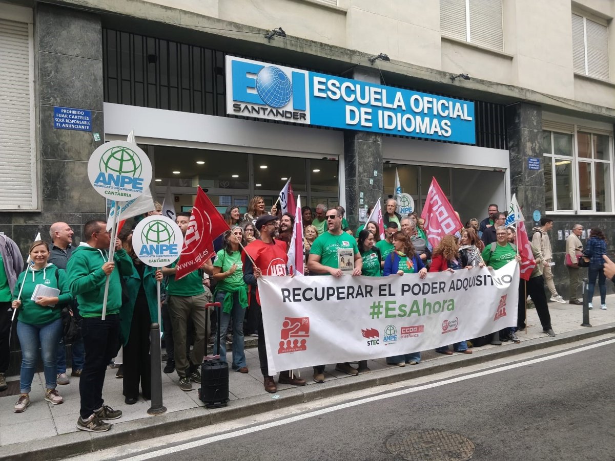 Unos 60 docentes se concentran frente a la Escuela Oficial de Idiomas de Santander por la adecuación salarial