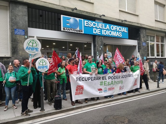 Unos 60 docentes se concentran frente a la Escuela Oficial de Idiomas de Santander por la adecuación salarial