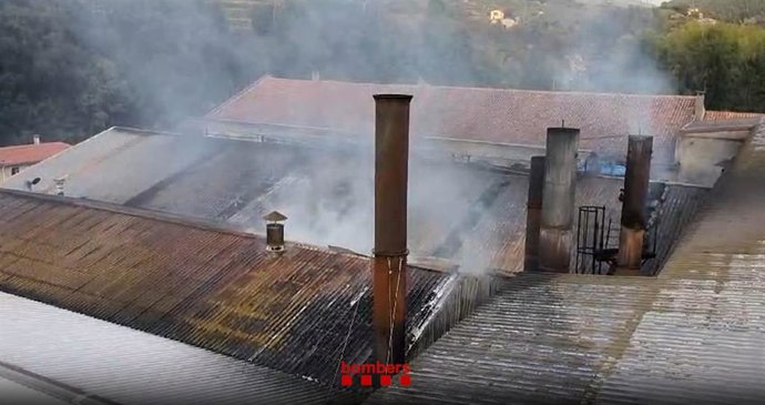 Controlado el incendio en una nave industrial en Ripoll (Girona)