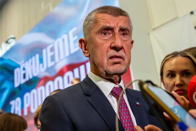 4 de outubro de 2025, Praga, República Tcheca: Andrej Babis, ex-primeiro-ministro tcheco e líder do partido ANO, visto na sede eleitoral do partido ANO após as eleições para o parlamento tcheco. O partido ANO, liderado por Andrej Babis, venceu as eleições