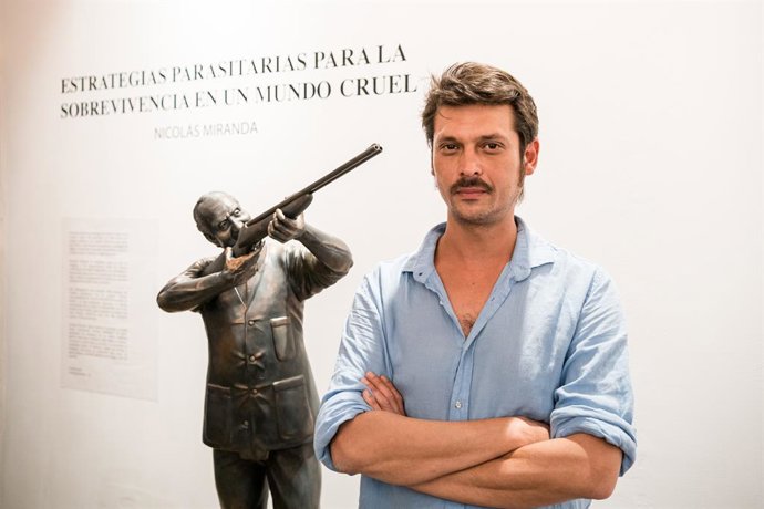 Archivo - El escultor Nicolás Miranda durante la inauguración de la exposición ‘Estrategias parasitarias para la sobrevivencia en un mundo cruel’, en La Parcería, a 4 de mayo de 2023, en Madrid (España). El artista chileno Nicolás Miranda ha inaugurado es