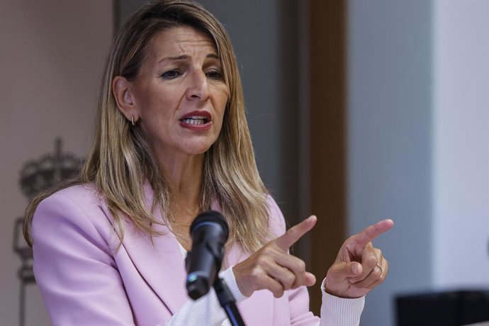 La vicepresidenta segunda del Gobierno y ministra de Trabajo y Economía Social, Yolanda Díaz, durante una rueda de prensa posterior a su reunión con los alcaldes y alcaldesas de los municipios afectados por la dana, en la Delegación del Gobierno, a 3 de o