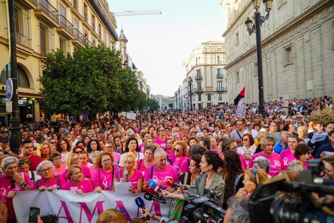 Manifestantes alzan su voz ante los fallos en el cribado de cáncer de mama.