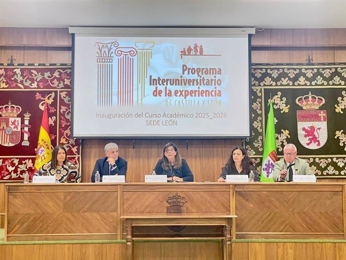 El delegado territorial de la Junta en León, Eduardo Diego, participa en el acto de inauguración del curso académico 2025-2026 del Programa Interuniversitario de la Experiencia, que impulsa la Junta