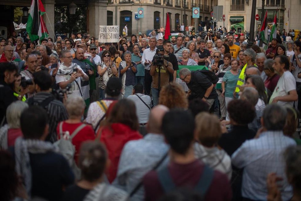 Un grupo de personas con banderas palestinas durante una concentración en contra el secuestro de Israel a la flotilla Thousands Madleens, frente al Ministerio de Asuntos Exteriores, a 8 de octubre de 2025, en Madrid (España). Durante el acto se ha denun