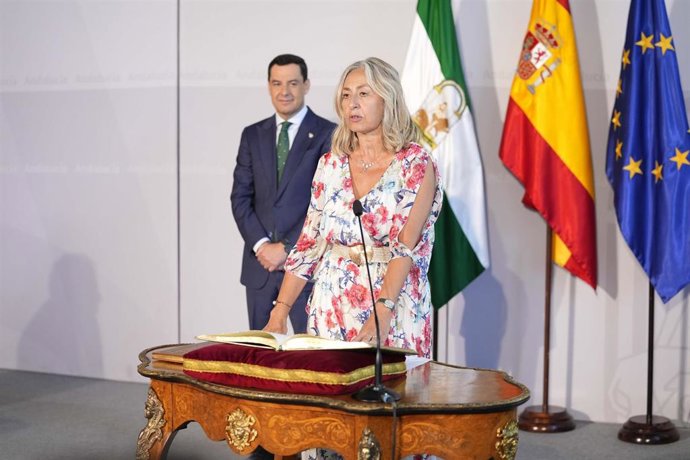 Archivo - La nueva consejera de Salud y Consumo, Rocío Hernández Soto (d); durante la toma de posesión, en el Palacio de San Telmo, a 30 de julio de 2024 en Sevilla (Andalucía, España). (Foto de archivo).