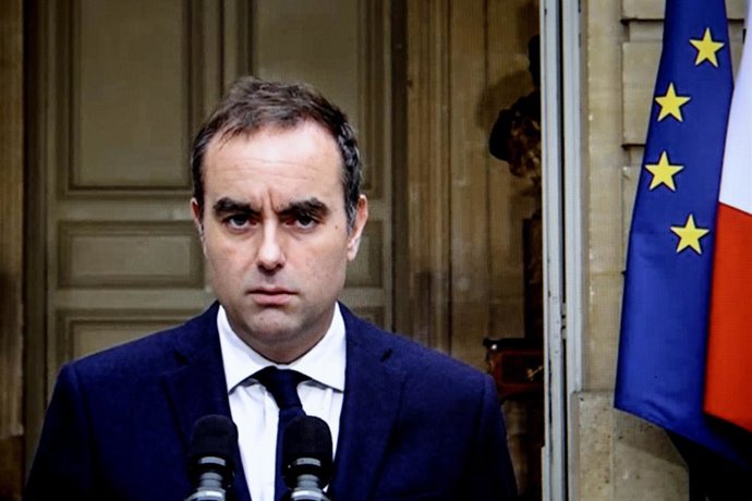 8 de outubro de 2025, Saint Ouen, Paris, França: Discurso televisionado de Sàbastien Lecornu, primeiro-ministro, no pátio do Hôtel de Matignon.