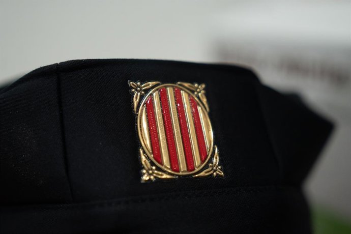 Archivo - Arxivo - Bandera de Catalunya en la gorra dels Mossos d'Esquadra, en una imatge d'arxiu.