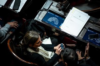 Archivo - Las mesas de dos parlamentarios en la Cámara de Diputados de Argentina