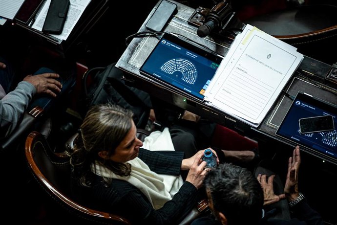 Archivo - Las mesas de dos parlamentarios en la Cámara de Diputados de Argentina