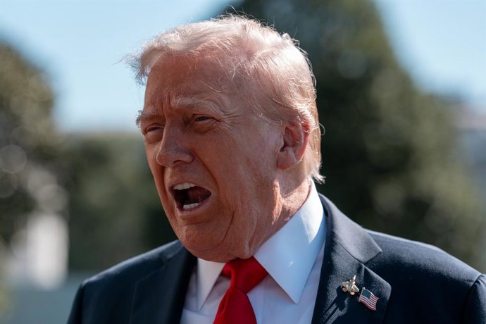 5 de outubro de 2025, Washington, Dc, Estados Unidos: O presidente DONALD TRUMP responde a perguntas do corpo de imprensa da Casa Branca antes de sair para uma viagem a Norfolk, VA, em 5 de outubro de 2025.