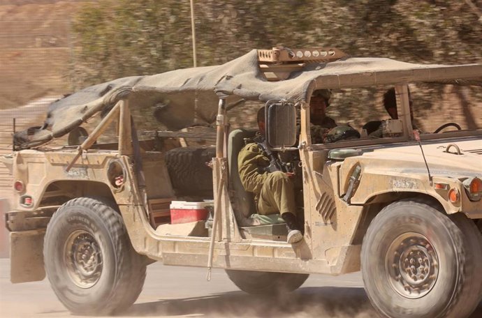 Archivo - Un vehículo militar israelí en la frontera israelí con Gaza