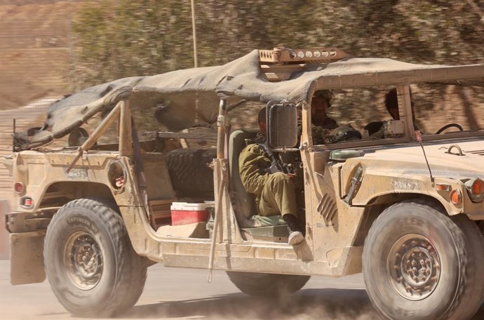 Archivo - SDEROT, 8 de setembro de 2025 -- Um veículo militar israelense é visto na fronteira de Israel com Gaza em 7 de setembro de 2025.   O porta-voz militar de Israel, Effie Defrin, disse na quinta-feira que as forças israelenses controlam cerca de 40