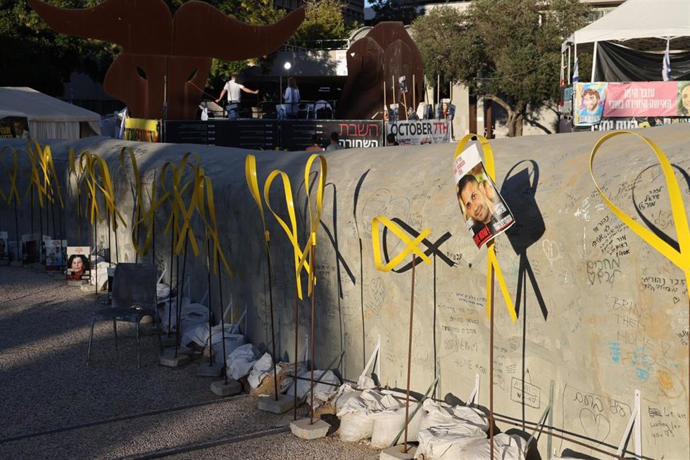 Réplica de un túnel en Tel Aviv en memoria de los rehenes en la Franja de Gaza