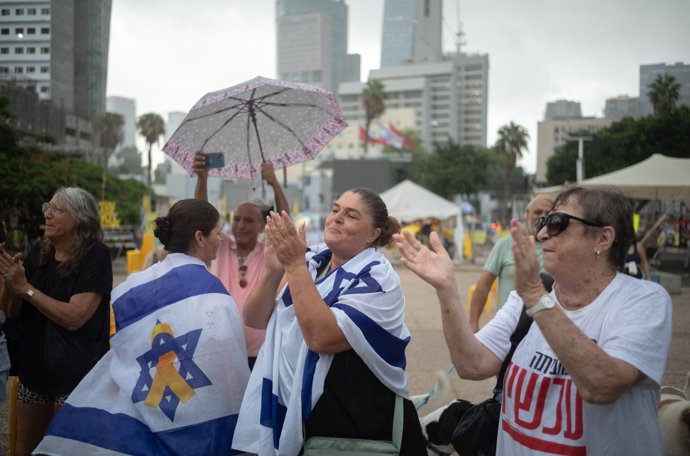 09 October 2025, Israel, Tel Aviv: People gather at hostage square in Tel Aviv to celebrate the ceasefire deal.
