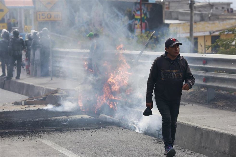 Un hombre deja a su espalda una barricada en Quito, Ecuador