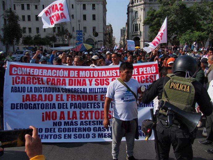 Archivo - 14 de maio de 2025, Lima, Lima, Peru: Centenas de sindicalistas, trabalhadores do transporte e ativistas estão protestando em Lima e em várias cidades do país contra o governo e a insegurança no Peru, devido à falta de ação diante da onda