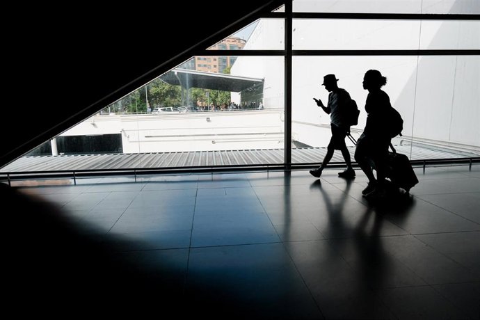 Archivo - Varias personas con maletas caminan en la Estación de autobuses Méndez Álvaro, a 1 de agosto de 2025, en Madrid (España).