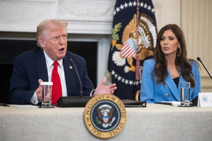 8 de outubro de 2025, Washington, Distrito de Columbia, EUA: O presidente dos Estados Unidos, Donald J. Trump, discursa ao lado da secretária de Segurança Interna dos EUA, Kristi Noem, durante uma mesa redonda sobre antifa na Sala de Jantar do Estado da C