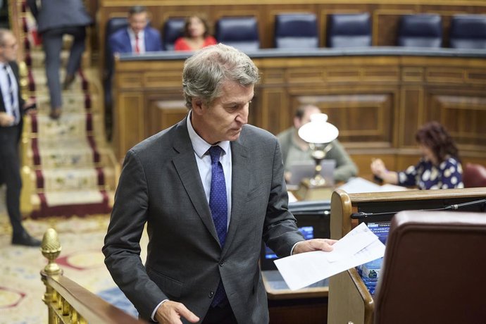 O presidente do Partido Popular, Alberto Núñez Feijóo, durante uma sessão plenária no Congresso dos Deputados em 7 de outubro de 2025, em Madri (Espanha). A sessão plenária do Congresso vota hoje sobre o embargo de armas a Israel, depois de ter sido debat
