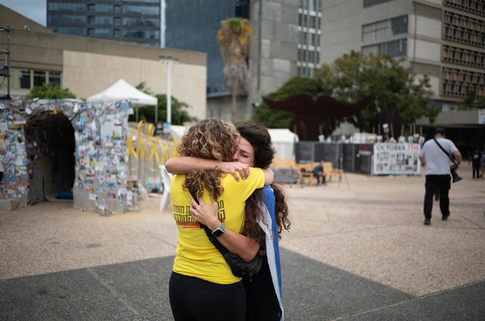 Dos israelíes se abrazan en Tel Aviv, donde se concentran ciudadanos para celebrar el acuerdo alcanzado entre Israel y Hamás.