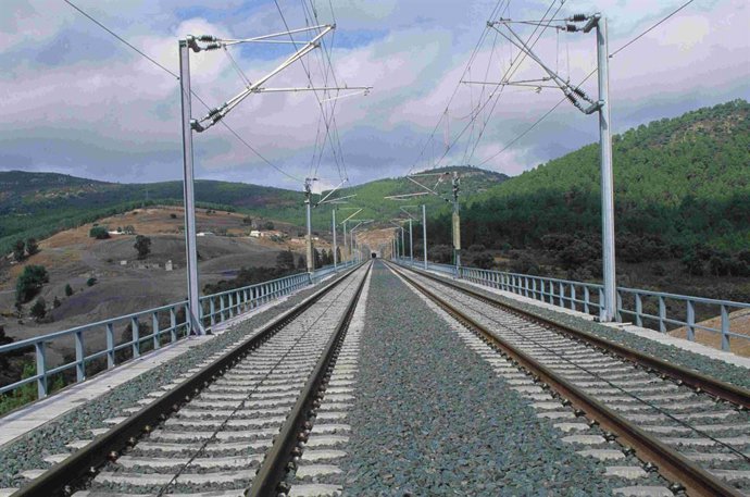 Archivo - Imagen de un tramo de vía ferroviaria.