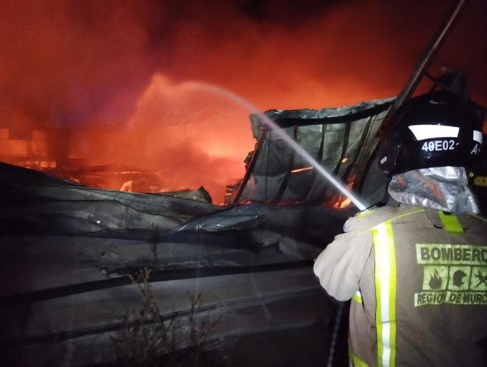 Bomberos del CEIS han controlado el incendio en una fábrica de calzado en Caravaca de la Cruz