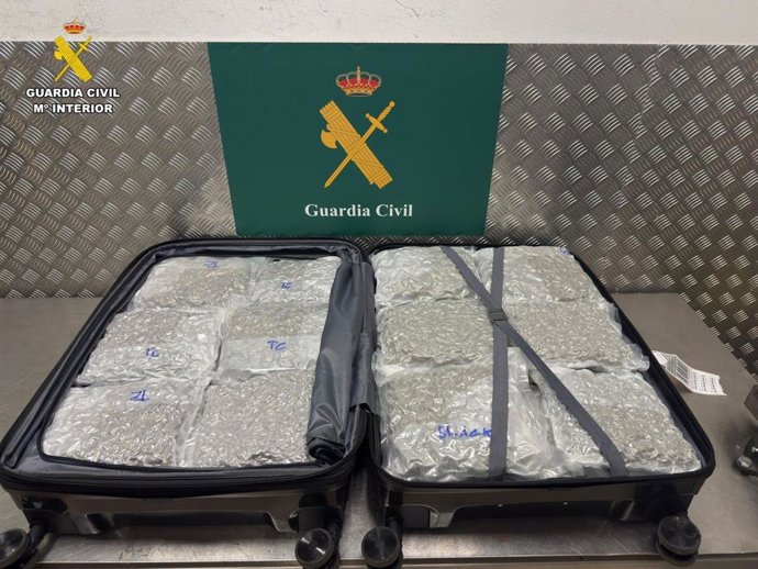 Maleta con varios paquetes con marihuana incautada a un viajero en el aeropuerto Adolfo Suárez Madrid-Barajas